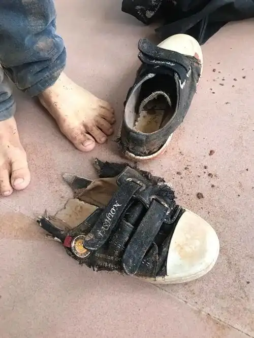 暖心学生鞋子穿烂了广西这名老师的举动令网友动容