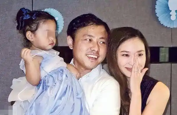 吴佩慈消失188天第一次露面,发际线后移泪沟明显,满脸憔悴