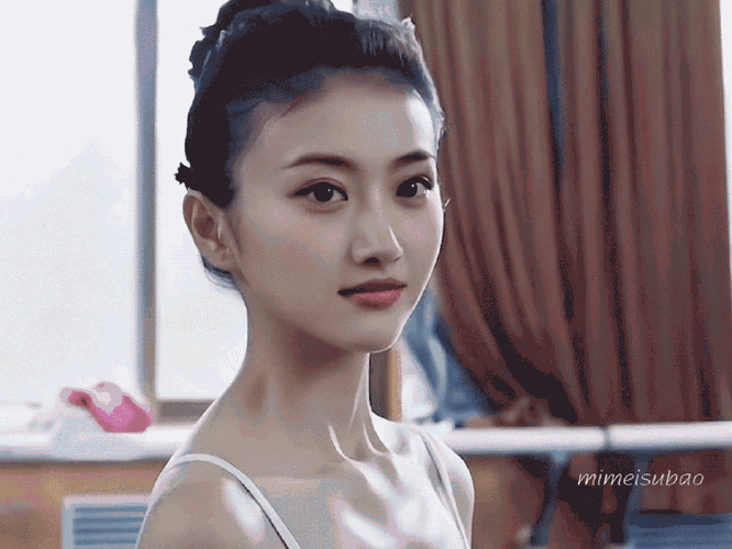 这居然是景甜,有点不敢认,灵气没了,眼睛小了,法令纹加深,鼻子也有点