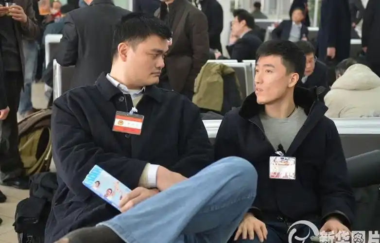 姚明刘翔开两会 有说有笑感情好