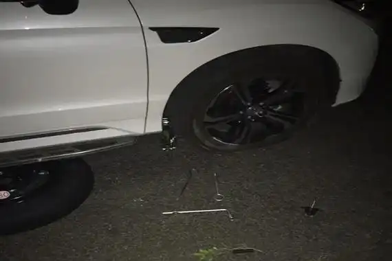 半夜轮胎爆了找哪里修