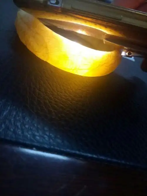 由于骨制手镯如象牙手镯等打光如图所示会变红,所以你这个可以排除是