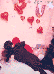 搞笑gif图片我喜欢蓝衣服那个你们呢