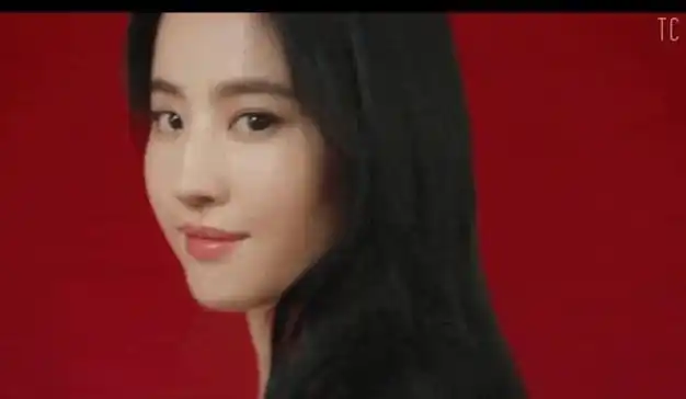 刘亦菲广告大片流出穿西装吃路边摊演绎港风美女眼神温柔忧郁