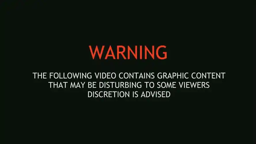 双视频粘合第一个视频是一名新人女警察用错武器第二