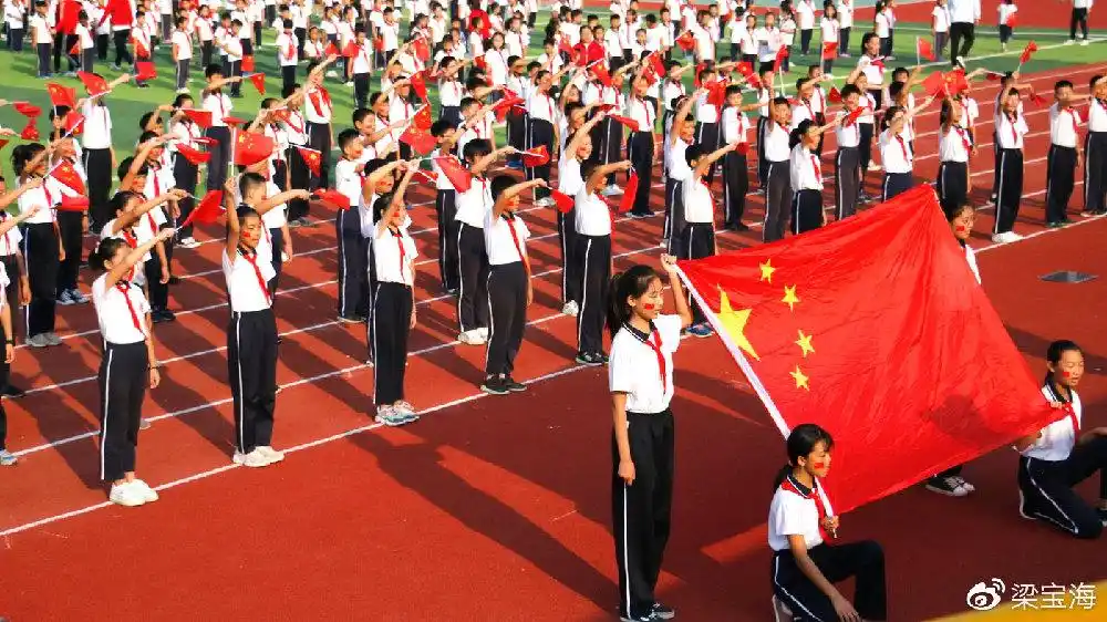 山东滨州:1364名小学生升国旗唱国歌 祝福祖国70诞辰