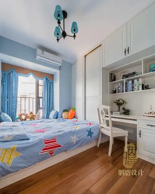 男孩房设计得比较童真一点榻榻米下也是收纳空间