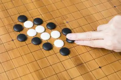 一个人专心下围棋 一个人