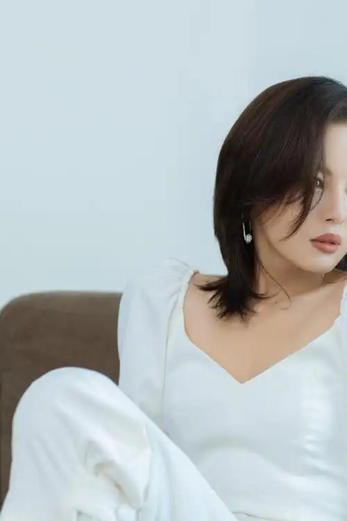 短发,飒爽有型,看到这组图我确定了前几天的图是被p过……把#辛芷蕾瘦