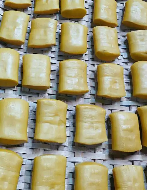 外婆家的客家美食:(黄元米果)年前几天制作的半熟成品.