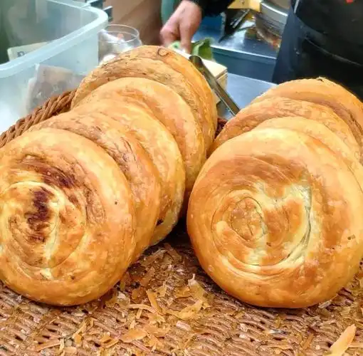 原创藏在西安小巷里的美食印记:葱香四溢酥到掉渣的宫廷香酥牛肉饼