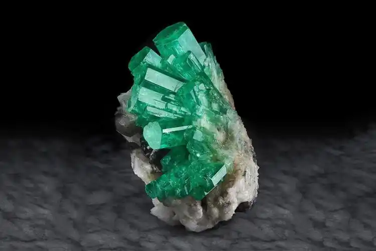 祖母绿原石欣赏,祖母绿为何那么受欢迎? - 玉雕名家