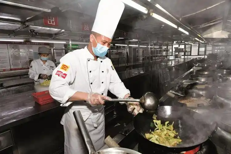 厨师烧菜要有严格防护看大堂 辟露天餐厅就为通风此次恢复堂食,艳阳天