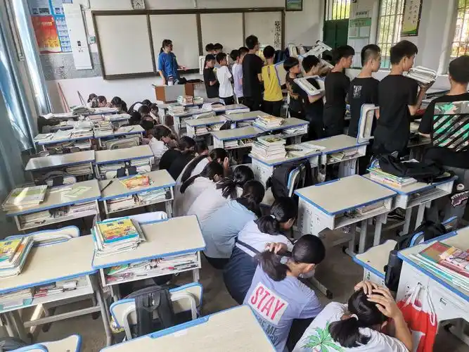 安全亮剑,警钟长鸣——六景一中防校园暴力应急演练