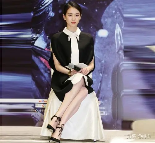 不能太懒散,今天要和大家讲的女士坐姿更多地是要体现女性的阴柔美了