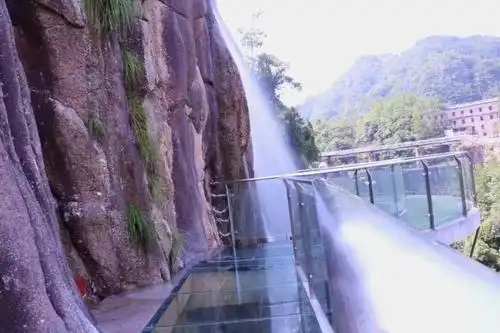 玻璃栈道天台县位于白鹤镇龙穿峡景区,景区距上三高速白鹤出口7公里