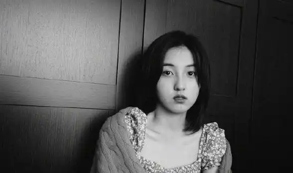 18岁张子枫自拍照真接地气穿99低领罩衫配短发美得好可爱