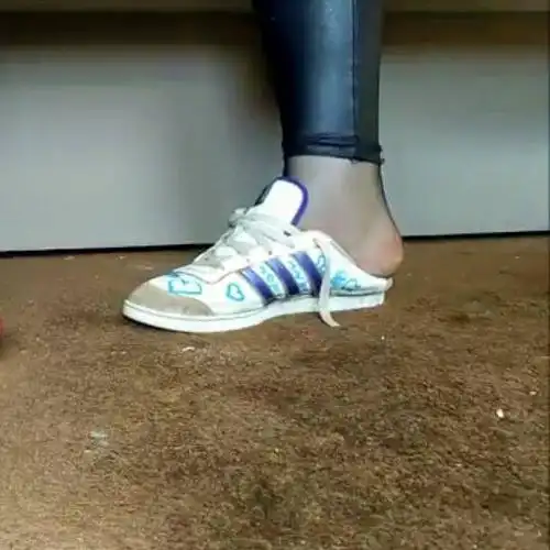 放在女生寝室门口的运动鞋被一个学姐抢走了,让她还我,她发了这张照片