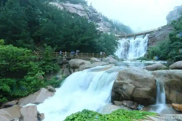 夏季是一个避暑旅游的好时机,济南拥有许多适合夏季旅游的景点.