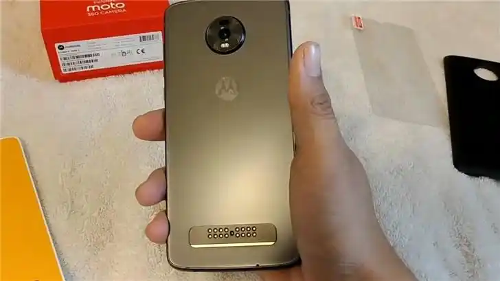 摩托罗拉 moto z4 上手视频流出:水滴屏   屏下指纹