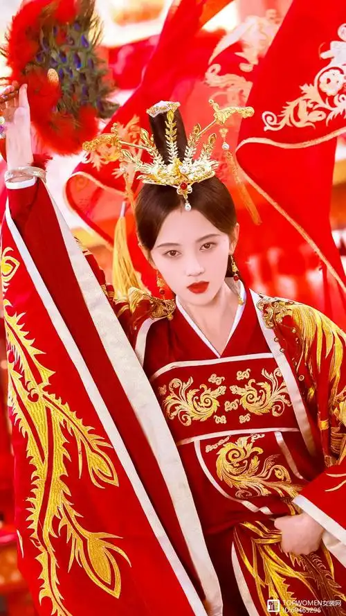 李沁红妆嫁衣绝美凤冠霞帔贵气十足不愧是响当当的古装美人