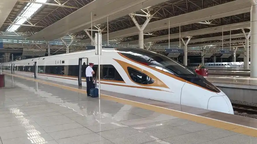 重联复兴号金凤凰担当g1380次(昆明南-南京南)停靠南昌西站轮乘发车