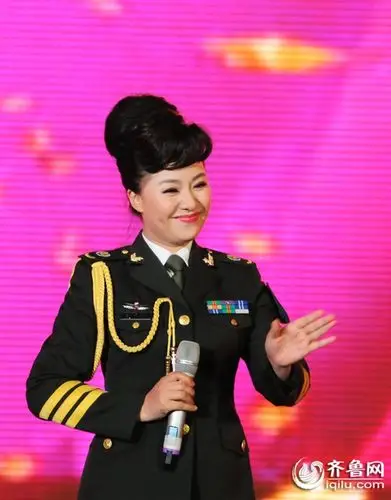 总政歌舞团演员放歌乳山 慰问革命老区唱响母爱(组图)