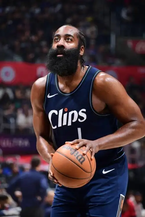 哈登进攻哑火仅依靠罚球得到4分,另有5板10助攻