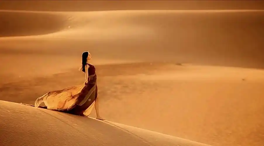 大漠黄沙古渡边 佳人妩媚系楼兰