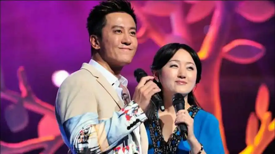 泪眼朦胧!毛宁杨钰莹时隔二十年再同框,跨世纪对唱一首《心雨》