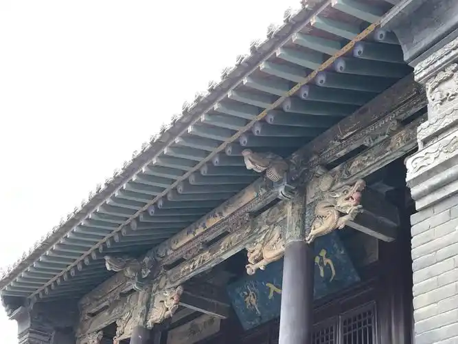 檐下的雕木椽柱很是别致精妙