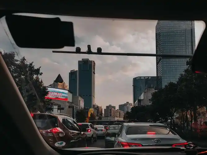 汽车车窗外的城市