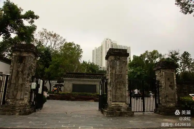 清拆完后建成的九龙寨城公园(正门)