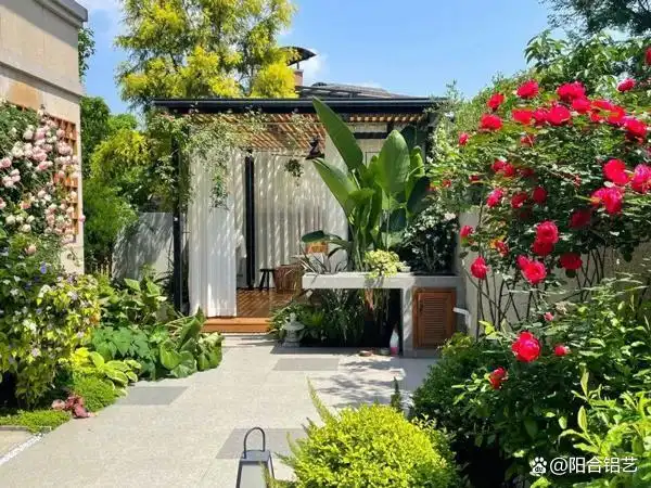 庭院搭配凉亭不仅让人居住舒适,更能陶冶性情