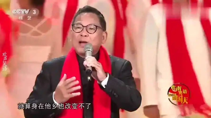 张明敏唱歌片段,62岁的他和儿子合唱《父子》,最后两人手牵手