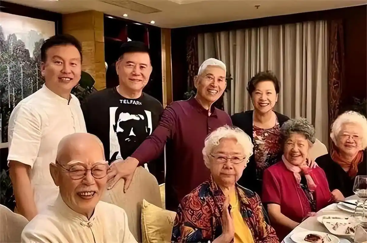 回顾歌唱家王秀芬为程志病逝心痛与大5岁播音员丈夫相爱一生