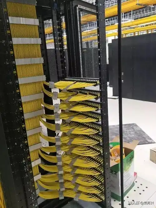 弱电工程施工过程中的各种机柜理线图片