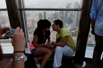 迪拜判当众亲吻英国男女1个月监禁及驱逐出境(图)