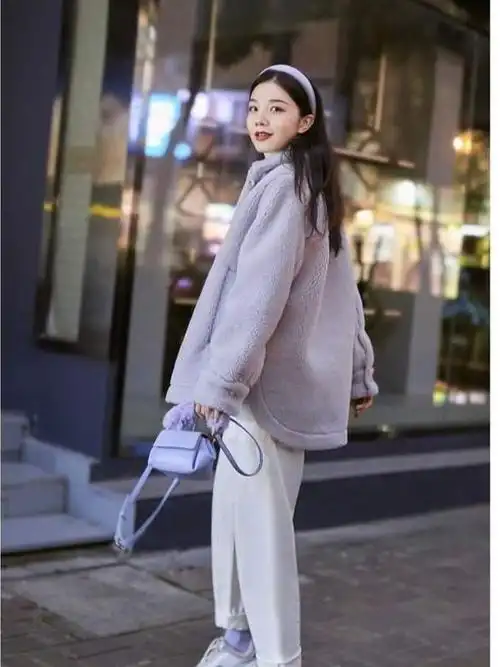 秋冬季节穿搭指南身穿香芋紫外套搭配牛仔裤保暖舒适又洋气