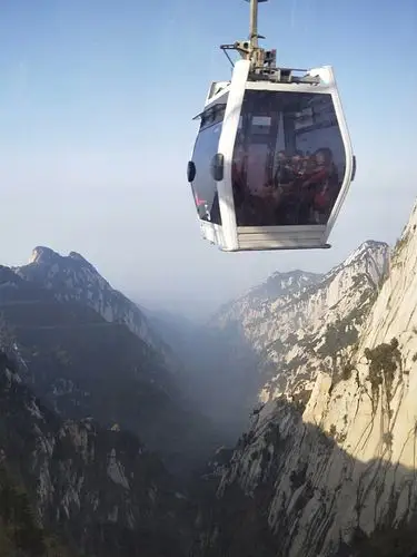 坐索道上华山,险峻陡峭的画面尽收眼底,笔直的山峰直插天际.