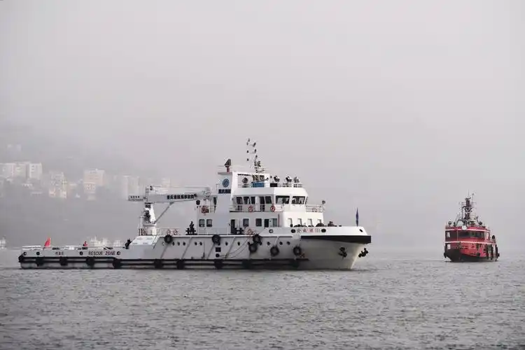 第一现场丨重庆公交车坠江后的四天三夜|万州|坠江|公交车_新浪网