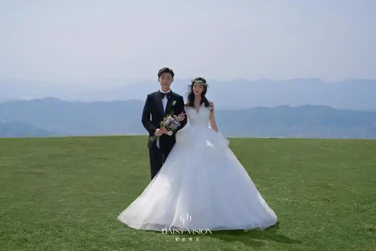 夏天必拍的草坪婚纱照享受大自然的温柔