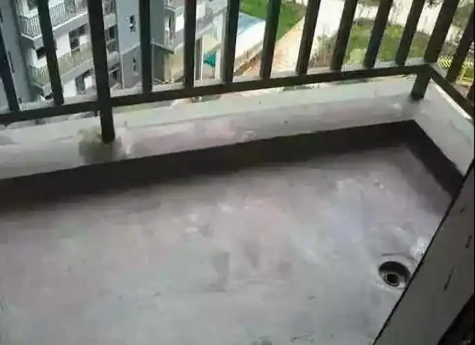 (6)如果阳台有地漏,看地面坡向是否正确,有无积水或倒泛水现象.