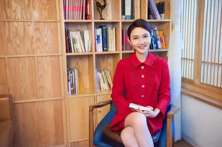 龙洋质疑声不断她却用努力来证明自己再上龙年春晚主持阵容