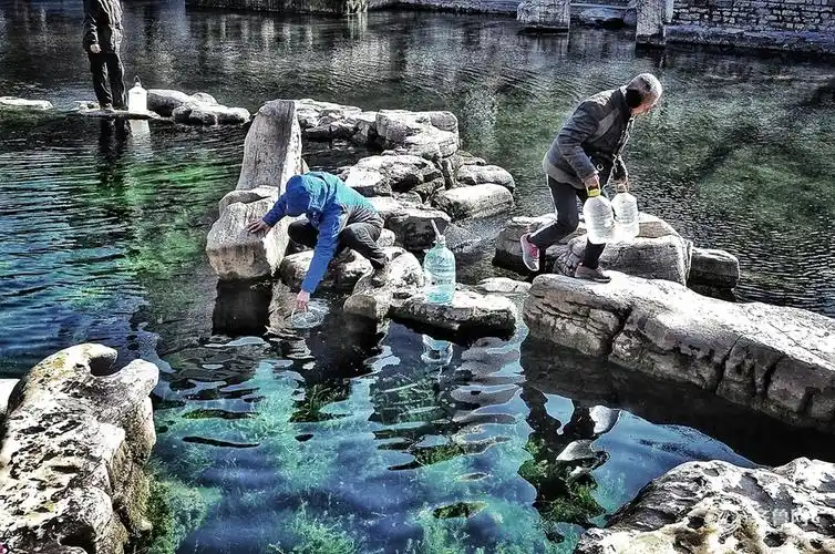 济南天寒地冻中 市民在黑虎泉取水忙