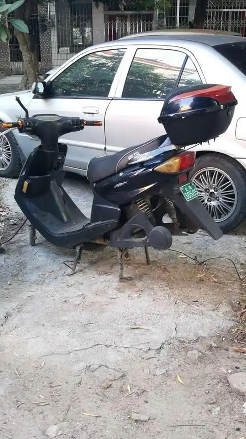 惨!这台30505的爱玛电动车被拆得就剩下骨头了