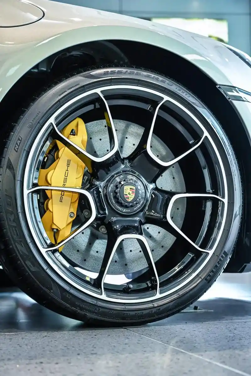 保时捷的轮胎刹车卡钳,共分6色,个个都是"狠角色"!你的爱车 - 抖音