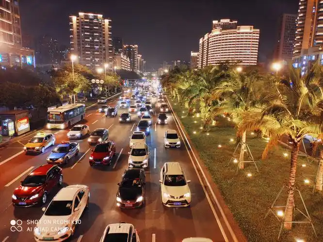 海南马路七个车道匆匆忙忙