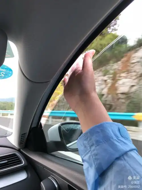 车窗外温度27摄氏度,伸出手指去感受一下这温润的风儿!