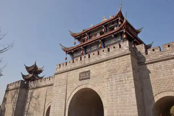 古代城门都是木质的,为何攻城时不用火烧门?还要一个劲的撞门?